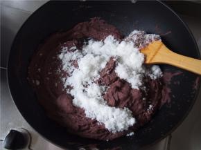 加入白糖，炒至均匀细腻顺滑的状态