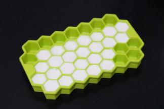 1.将100毫升的牛奶放入硅胶冰块格中盖上盖子冷冻一夜