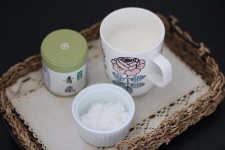 2.准备好牛奶抹茶的材料