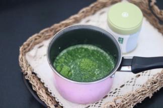 3.将牛奶 糖和抹茶放到小奶锅中 