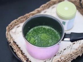 3.将牛奶 糖和抹茶放到小奶锅中 