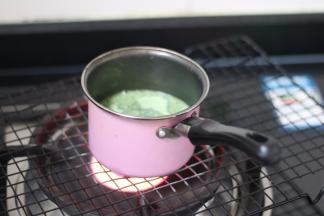 4.放到燃气炉上 小火煮沸 记得多搅拌 以免抹茶结块