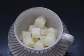 6.取出提前一夜做好的牛奶冰块 放入杯中 （根据自己喜好加冰块儿）