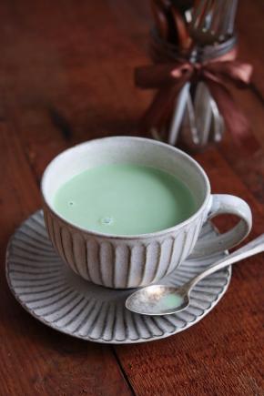 7.倒入放凉的抹茶牛奶液即可