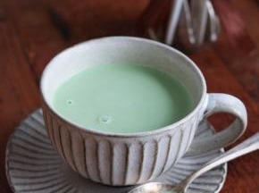 7.倒入放凉的抹茶牛奶液即可