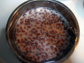 所有材料混合均匀，罩上保鲜膜，放冰箱冷藏一夜。