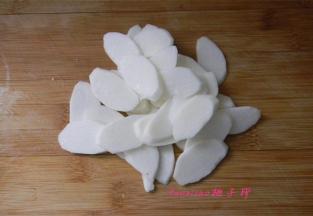 将山药去皮，切斜刀片，备用；