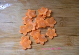 用切花刀将胡萝卜切花片，备用（没有切花刀，可以切斜刀片）；