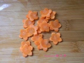 用切花刀将胡萝卜切花片，备用（没有切花刀，可以切斜刀片）；