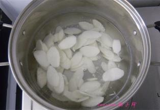 煮锅里水热后，放入切好的山药片焯烫一下捞出来，过凉水；