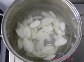 煮锅里水热后，放入切好的山药片焯烫一下捞出来，过凉水；