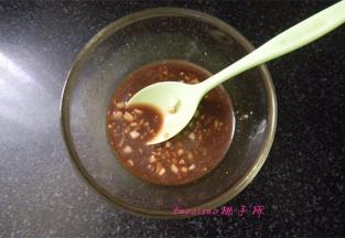 调个碗汁，取一小碗倒入生抽2小勺、香醋3小勺、白糖1小勺、干淀粉0.5小勺、水3小勺、蒜末拌匀备用；