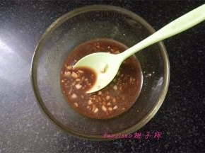 调个碗汁，取一小碗倒入生抽2小勺、香醋3小勺、白糖1小勺、干淀粉0.5小勺、水3小勺、蒜末拌匀备用；