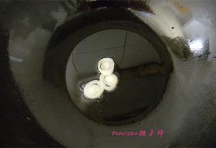 炒锅里放入食用油，油温五成热，放入葱花煸香；