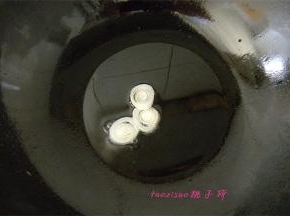 炒锅里放入食用油，油温五成热，放入葱花煸香；