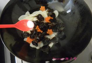 放入食盐调味煸炒均匀；