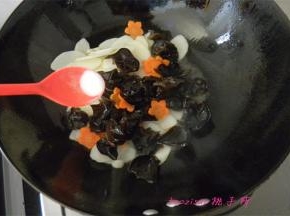 放入食盐调味煸炒均匀；