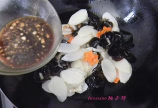 倒入调好的碗汁，翻炒拌匀；