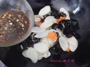 倒入调好的碗汁，翻炒拌匀；