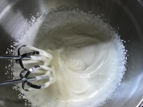 2、把淡奶油加糖打成6分发。