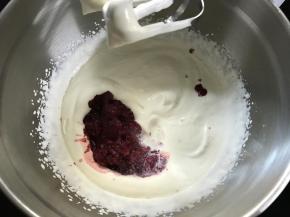 3、加入杨梅果肉和牛奶。