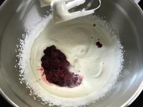 3、加入杨梅果肉和牛奶。