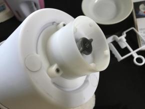 5、把冷冻好的冰淇淋的底座套上。