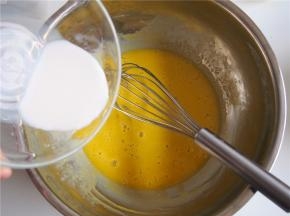 蛋黄和蛋清分离后，将蛋黄中加入牛奶，搅拌均匀