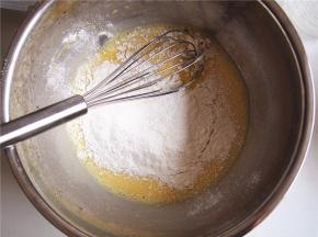 筛入低筋面粉，用蛋抽快速划Z字搅拌至无颗粒，放置一旁备用