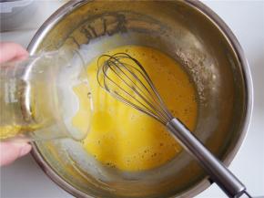 加入玉米油，充分搅拌均匀