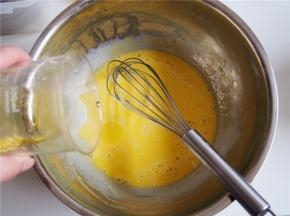 加入玉米油，充分搅拌均匀