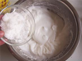 高速打发至出现明显纹路时第二次加入三分之一的糖