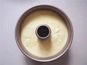 将面糊从离模具十多厘米高的地方缓缓倒入，抹平表面后震几下震出气泡