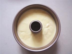 将面糊从离模具十多厘米高的地方缓缓倒入，抹平表面后震几下震出气泡