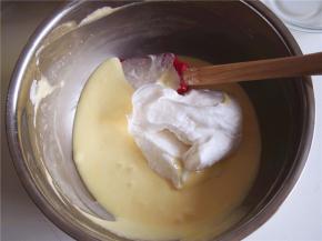 剩余蛋白霜分两次加入，每次都要切拌均匀后再加入下一次