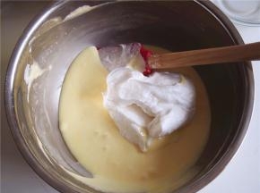 剩余蛋白霜分两次加入，每次都要切拌均匀后再加入下一次