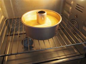 提前预热烤箱至150度，放入中下层，上下火40分钟左右，用牙签插入检查表面干净即为熟透