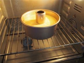 提前预热烤箱至150度，放入中下层，上下火40分钟左右，用牙签插入检查表面干净即为熟透