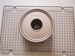 出炉后在桌上震一下，然后倒扣晾凉脱模即可