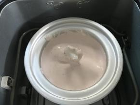 10、时间到了后就可拿出冰淇淋桶放入保鲜盒放冰箱冷冻即可。