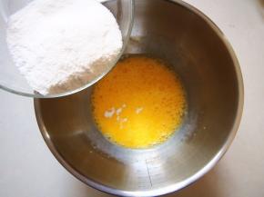 一次倒入所有的白糖，另取一个盆放入45℃左右温水，把打蛋盆坐在温水用打蛋器将鸡蛋打发。此时烤箱预热至160℃