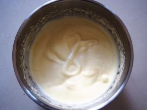 打发到提起打蛋器，低落下来的蛋糊不会马上消失，可以在盆里的蛋糊表面画出清晰的纹路时，就可以了