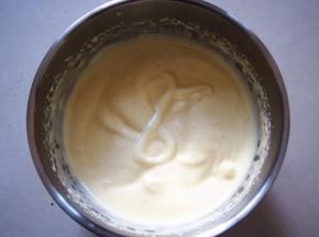 打发到提起打蛋器，低落下来的蛋糊不会马上消失，可以在盆里的蛋糊表面画出清晰的纹路时，就可以了