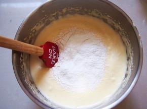 分三次筛入低粉，用橡皮刀从底部往上翻拌均匀。（不要打圈搅拌，以免鸡蛋消泡）