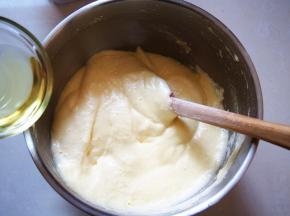 在搅拌好的蛋糕糊里倒入融化的黄油，翻拌均匀