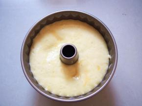 把蛋糕糊倒入模具，抹平后端起来在桌上震几下，消除里面的大气泡