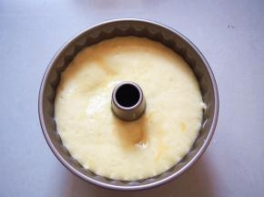 把蛋糕糊倒入模具，抹平后端起来在桌上震几下，消除里面的大气泡