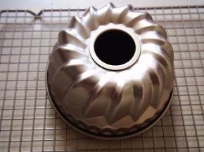 将模具放入烤箱中下层，35分钟左右，用牙签插入蛋糕内部检验，拔出来后牙签上没有粘上蛋糕，就说明熟了。烤好的蛋糕倒扣在晾网上晾凉后脱模