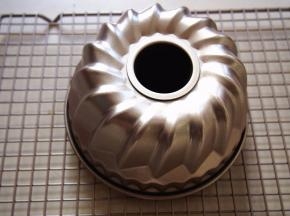 将模具放入烤箱中下层，35分钟左右，用牙签插入蛋糕内部检验，拔出来后牙签上没有粘上蛋糕，就说明熟了。烤好的蛋糕倒扣在晾网上晾凉后脱模