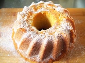 脱模后的蛋糕洒上防潮糖粉装饰即可